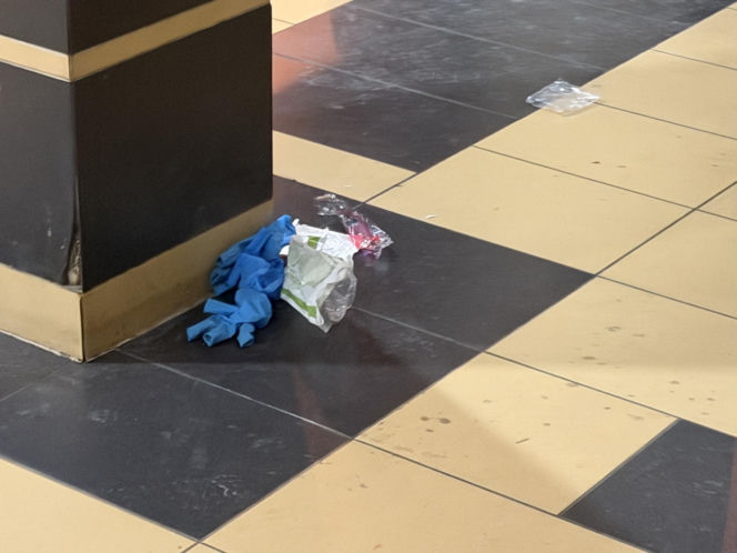 Bójka na Targówku zakończona tragedią. Jeden z mężczyzn spadł z pierwszego piętra. Nie żyje