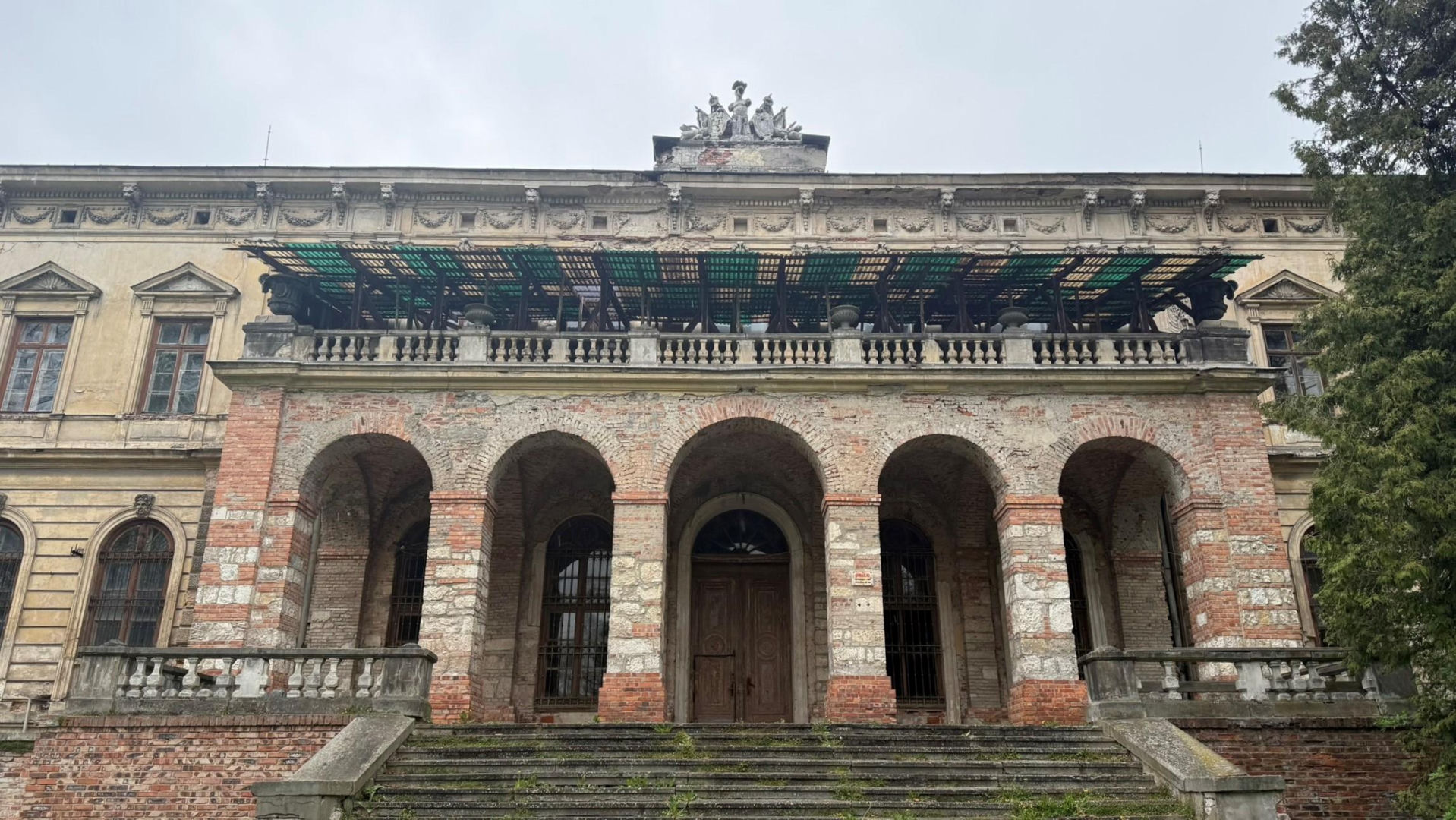 Pałac w Pilicy, wspaniała rezydencja która od dekad popada w ruinę