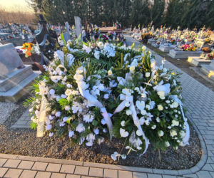 Groby Wiktorii i Konrada utonęły w kwiatach. Pochowali ich w święto zakochanych