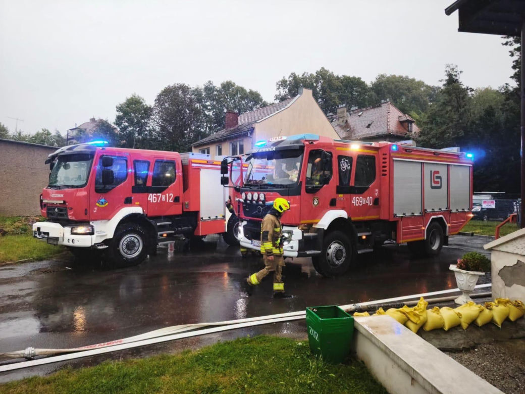 Armagedon nad Polską! Ponad tysiąc interwencji strażaków, zalany szpital i zerwane dachy. Są ranni!