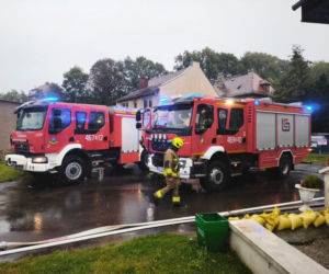 Armagedon nad Polską! Ponad tysiąc interwencji strażaków, zalany szpital i zerwane dachy. Są ranni!