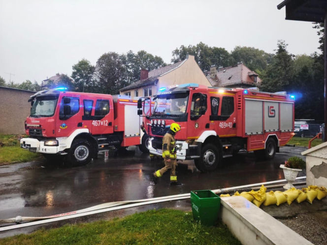 Armagedon nad Polską! Ponad tysiąc interwencji strażaków, zalany szpital i zerwane dachy. Są ranni!