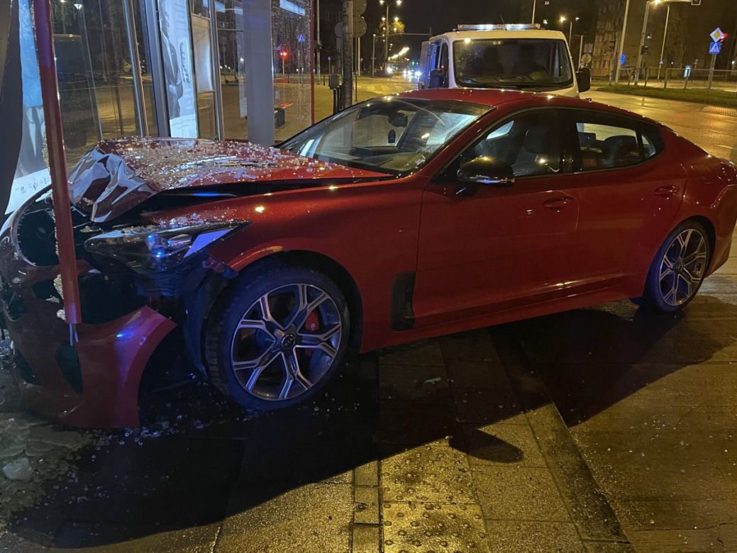 Takie piękne auto roztrzaskane. Bo się kierowca zagapił ... 