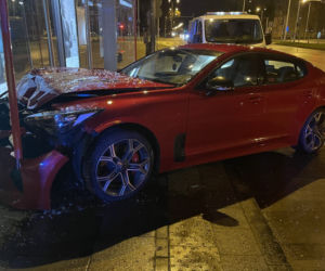 Takie piękne auto roztrzaskane. Bo się kierowca zagapił ... 