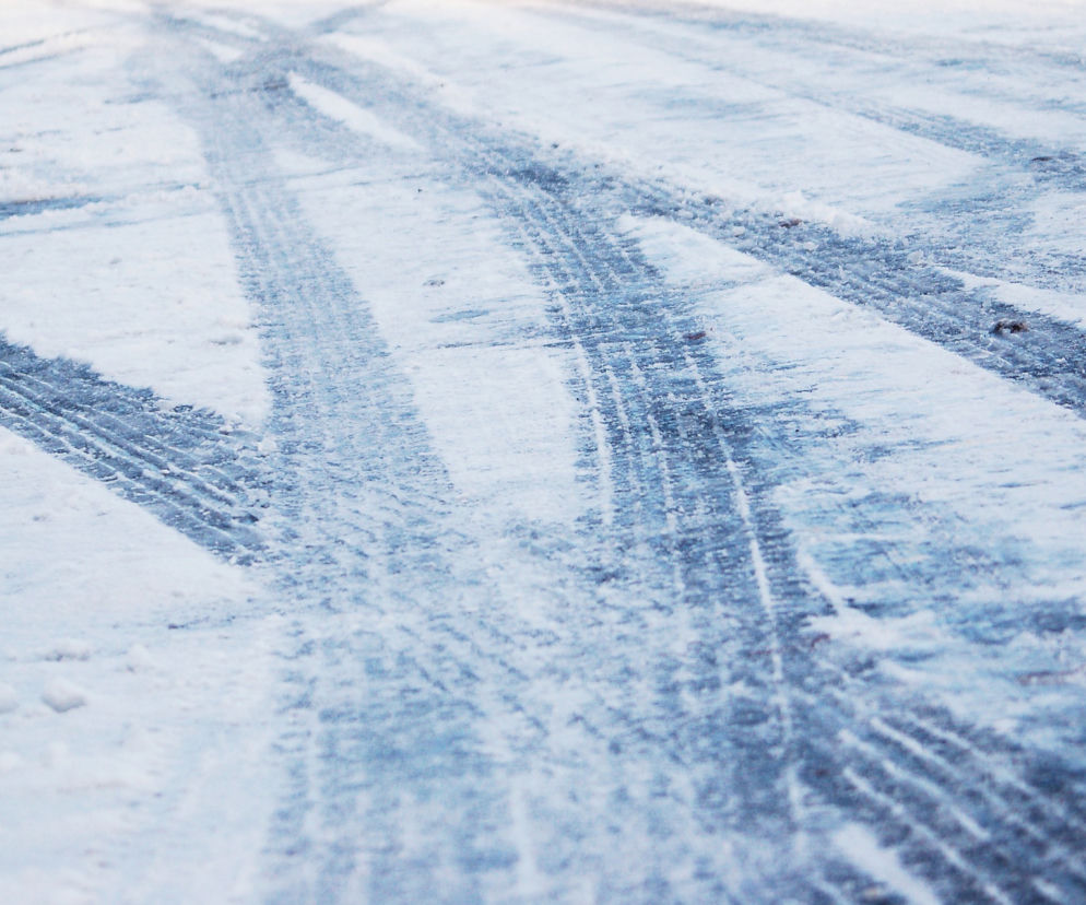 Kręcił bączki na oblodzonym parkingu. Jechały z nim dzieci