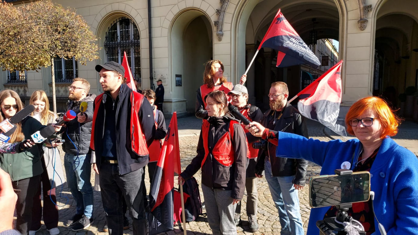 Miarka się przebrała. Pracownicy DPS-ów wchodzą na sesję Rady Miasta i żądają podwyżek [ZDJĘCIA]