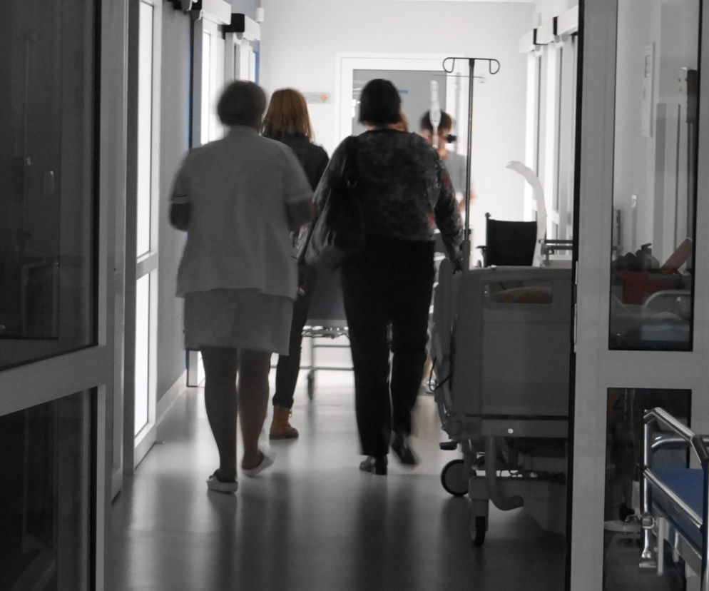 szpital izba przyjęć korytarz pielęgniarka pielęgniarkipersolen opieka zdrowie łóżko chory posiłek