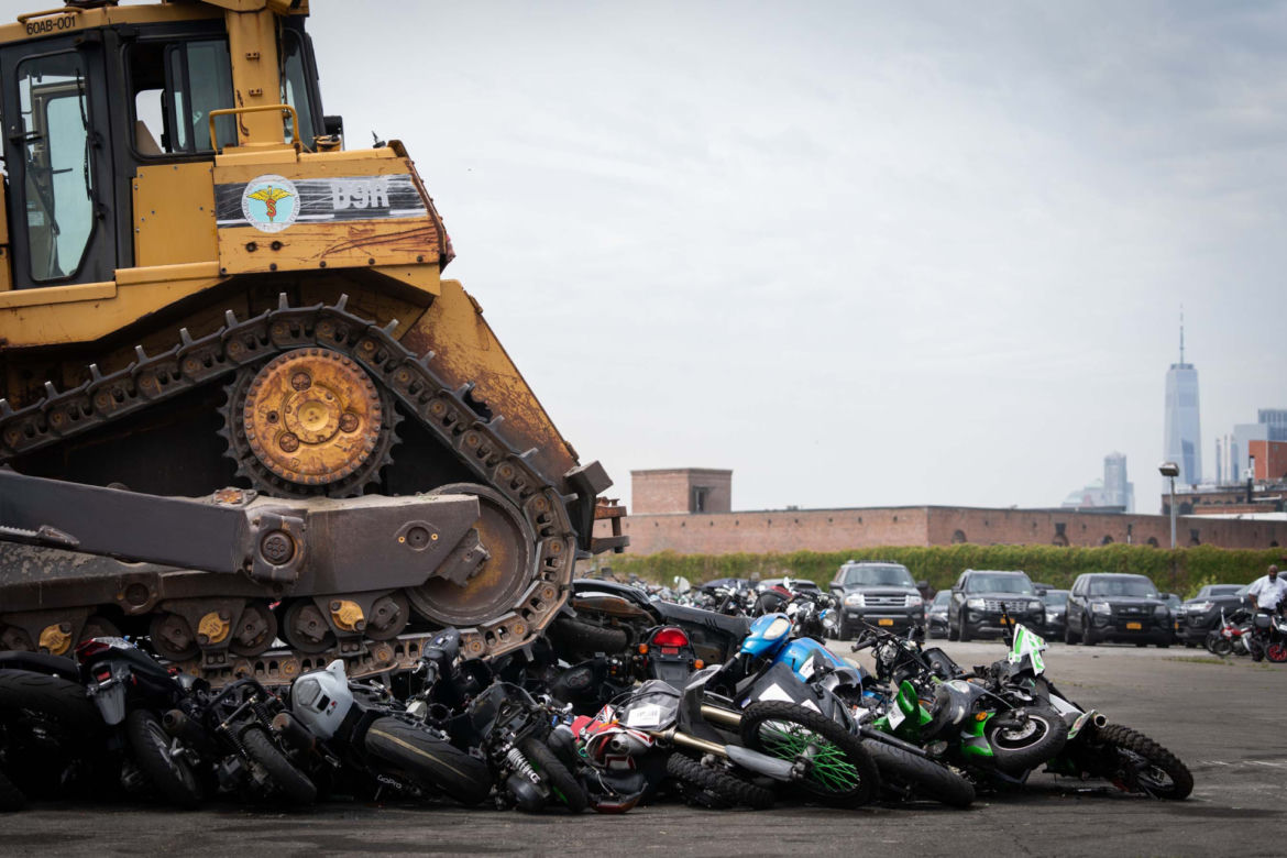 Zmiażdżył setke motocykli