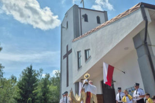 Proboszcz apeluje do wiernych, by w upały zostali w domach. „To nie jest grzech”