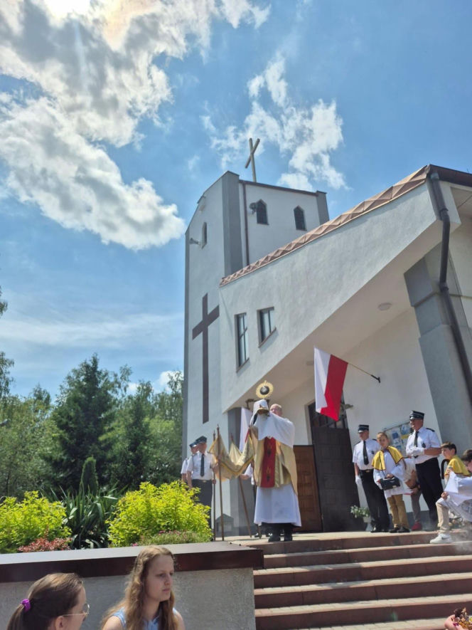 Proboszcz apeluje do wiernych, by w upały zostali w domach. „To nie jest grzech”