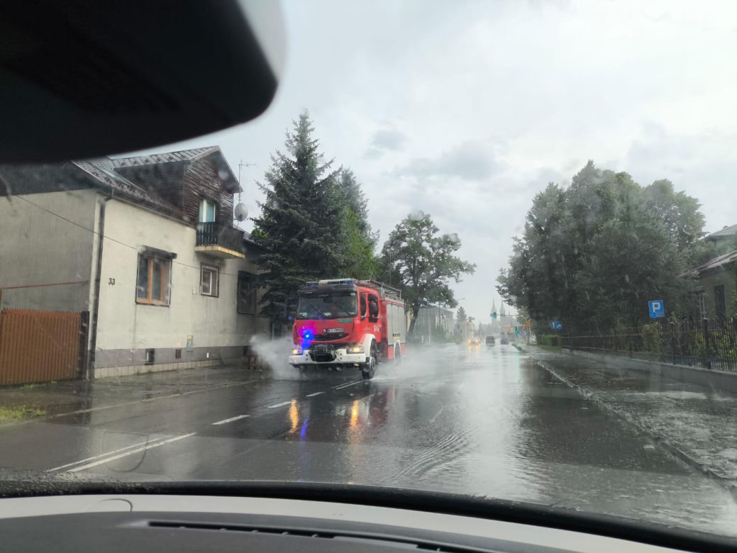 Gwałtowna nawałnica przeszła przez region tarnowski. Zalane ulice, uszkodzone dachy i połamane drzewa