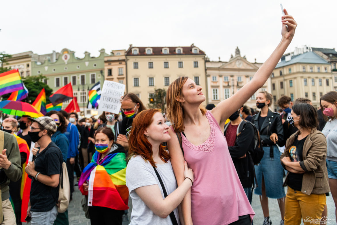 Demonstracja LGBT i narodowców na krakowskim Rynku