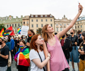 Demonstracja LGBT i narodowców na krakowskim Rynku
