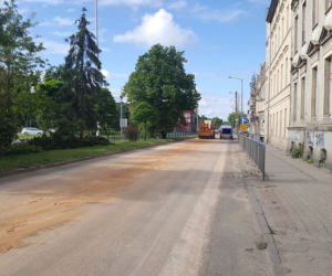 Poważne utrudnienia w centrum Grudziądza. Strażacy usuwają ogromną plamę oleju na ulicy Focha