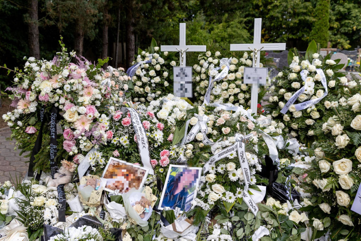 Matka i córeczki zginęły w szambie