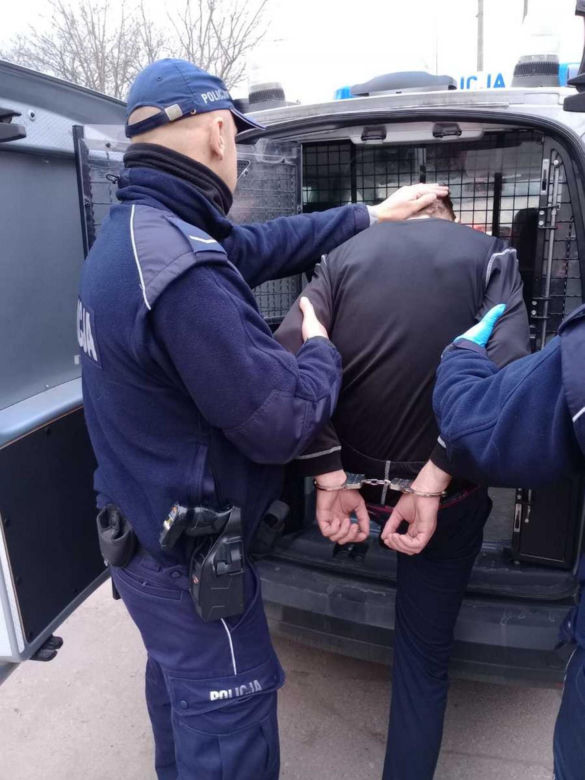 Łódź. Atak na taksówkarza w czasie kursu. Otrzymał 8 ciosów nożem [ZDJĘCIA].