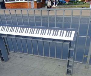Muzyczne klimaty na przystanku tramwajowym w centrum Szczecina. Skąd wzięło się to nietypowe pianino? 