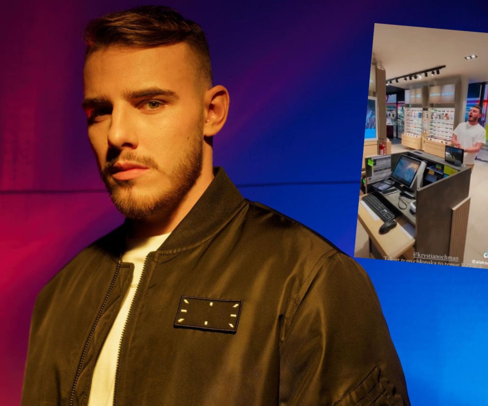 Krystian Ochman śpiewa w sklepie