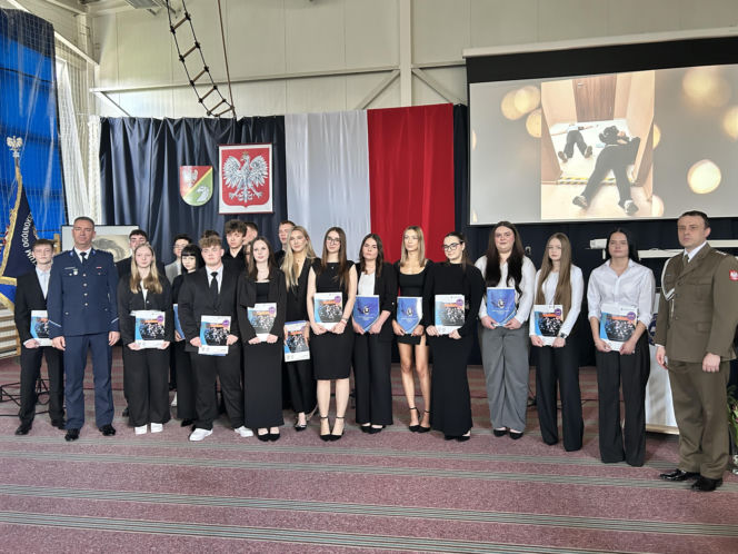 Czwartoklasiści po absolutorium. Wkrótce matury