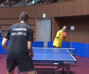 Nie ma rzeczy niemożliwych: można być mistrzem ping ponga bez rąk!