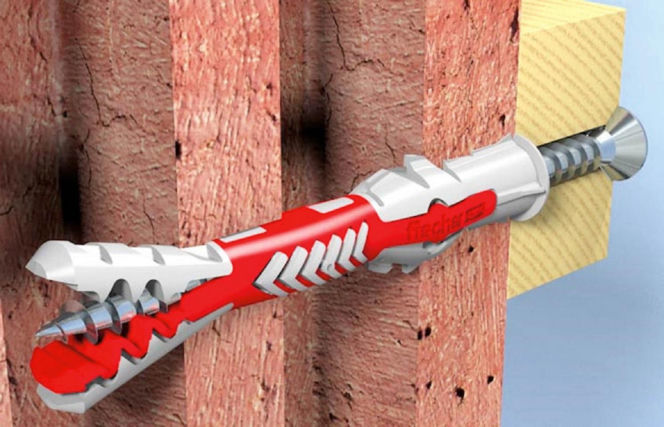 Kołek o średnicy minimum 6 mm, z nierozciętym czubkiem, o czterokierunkowym rozparciu. Dzięki temu może lepiej zakleszczyć się w pustaku i to na dłuższym odcinku, zapewniając znacznie stabilniejsze