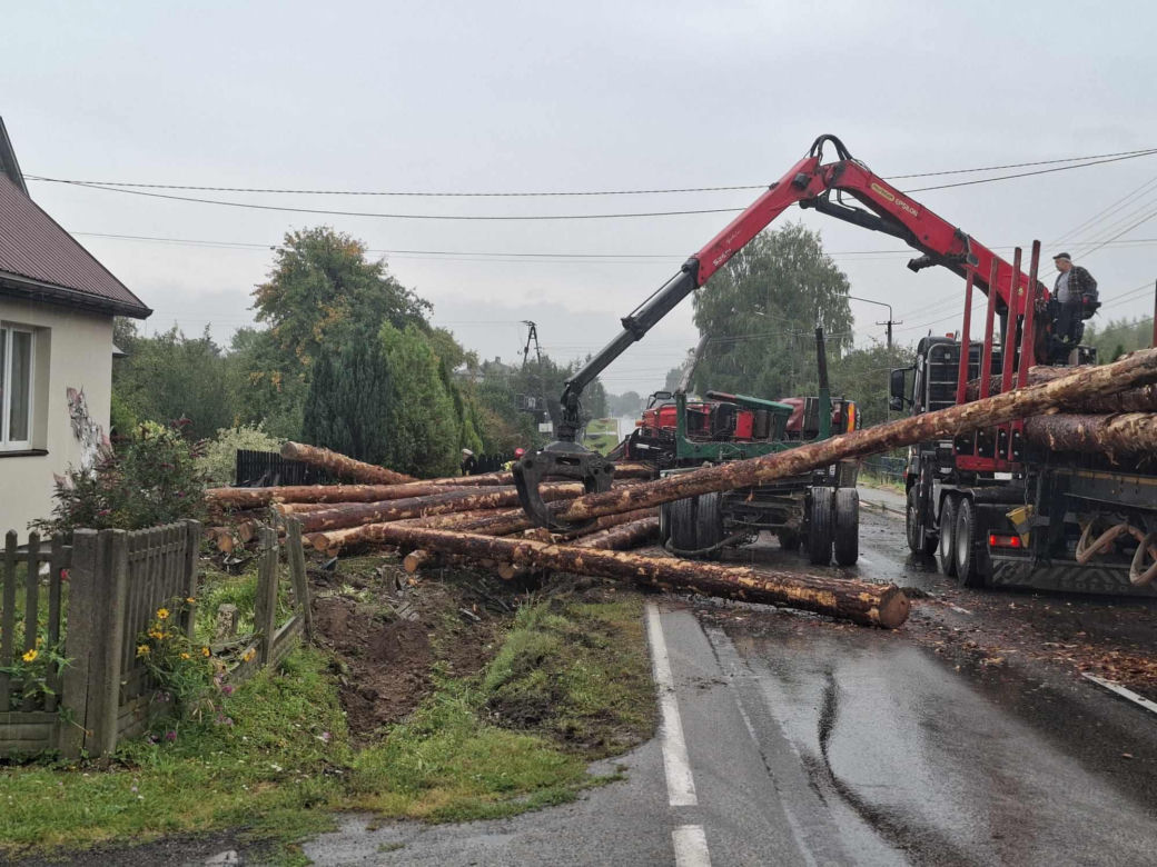 Wypadek w Mircu! Przewróciła się ciężarowka z drewnem, uszkodziła gazociąg