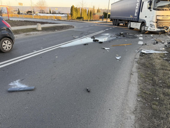 Zderzenie ciężarówki z tramwajem i potrącenie na torowisku; utrudnienia w kursowaniu tramwajów