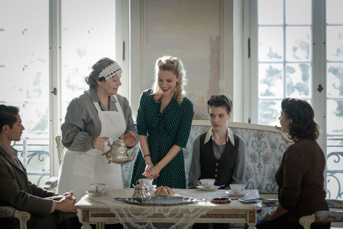 Wojenne dziewczyny 4 odc. 45. Nitka (Maja Szopa), Ewa (Vanessa Aleksander), matka Nitki (Renata Dancewicz)
