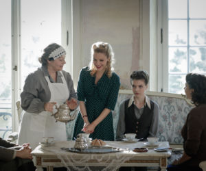 Wojenne dziewczyny 4 odc. 45. Nitka (Maja Szopa), Ewa (Vanessa Aleksander), matka Nitki (Renata Dancewicz)