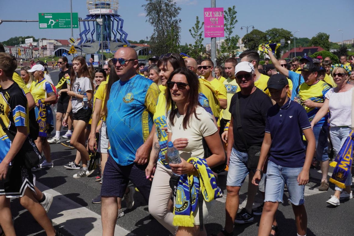 Przemarsz kibiców Stali Gorzów przed meczem z Falubazem Zielona Góra