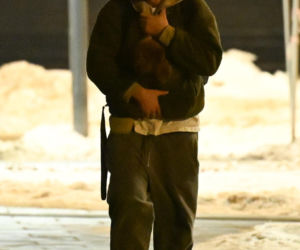 Sebastian Fabijański z pieskiem na spacerze