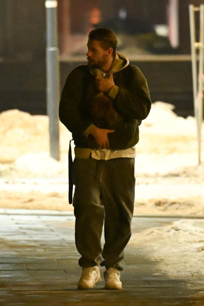 Sebastian Fabijański z pieskiem na spacerze