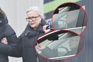 Krystyna Janda kopci w swoim aucie jak stary piec. Nawet nie używa do tego rąk. ZDJĘCIA