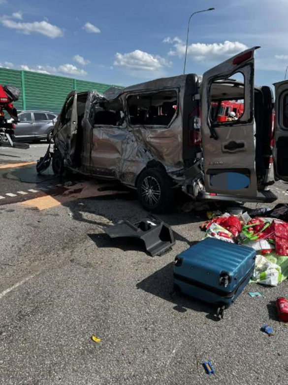 Śmiertelny wypadek na A1 pod Częstochową! Nie żyją dwie osoby, które wypadły z busa