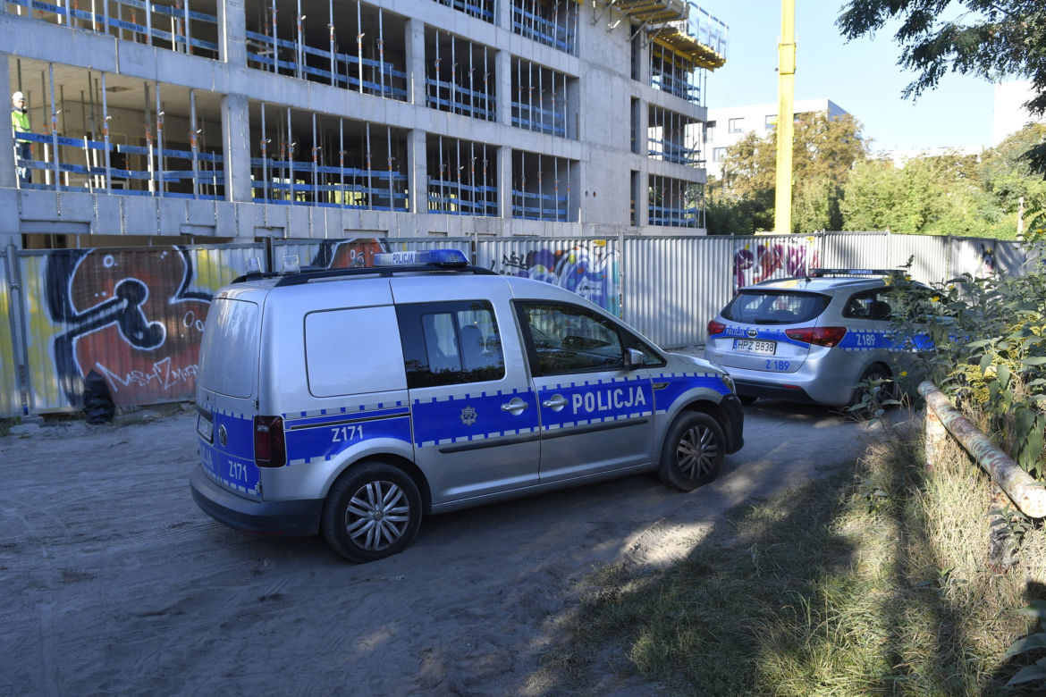 Makabryczne odkrycie na Pradze-Południe w Warszawie. Zwłoki mężczyzny wisiały na drzewie