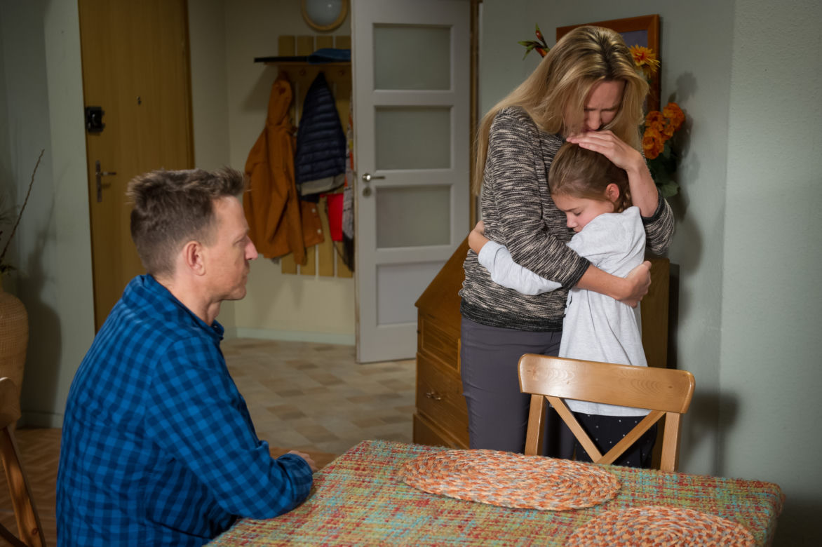 Na Wspólnej odcinek 2423, Żaneta (Anna Guzik), Mania (Zuzia Kaszuba), Wojtek (Wojciech Błach)