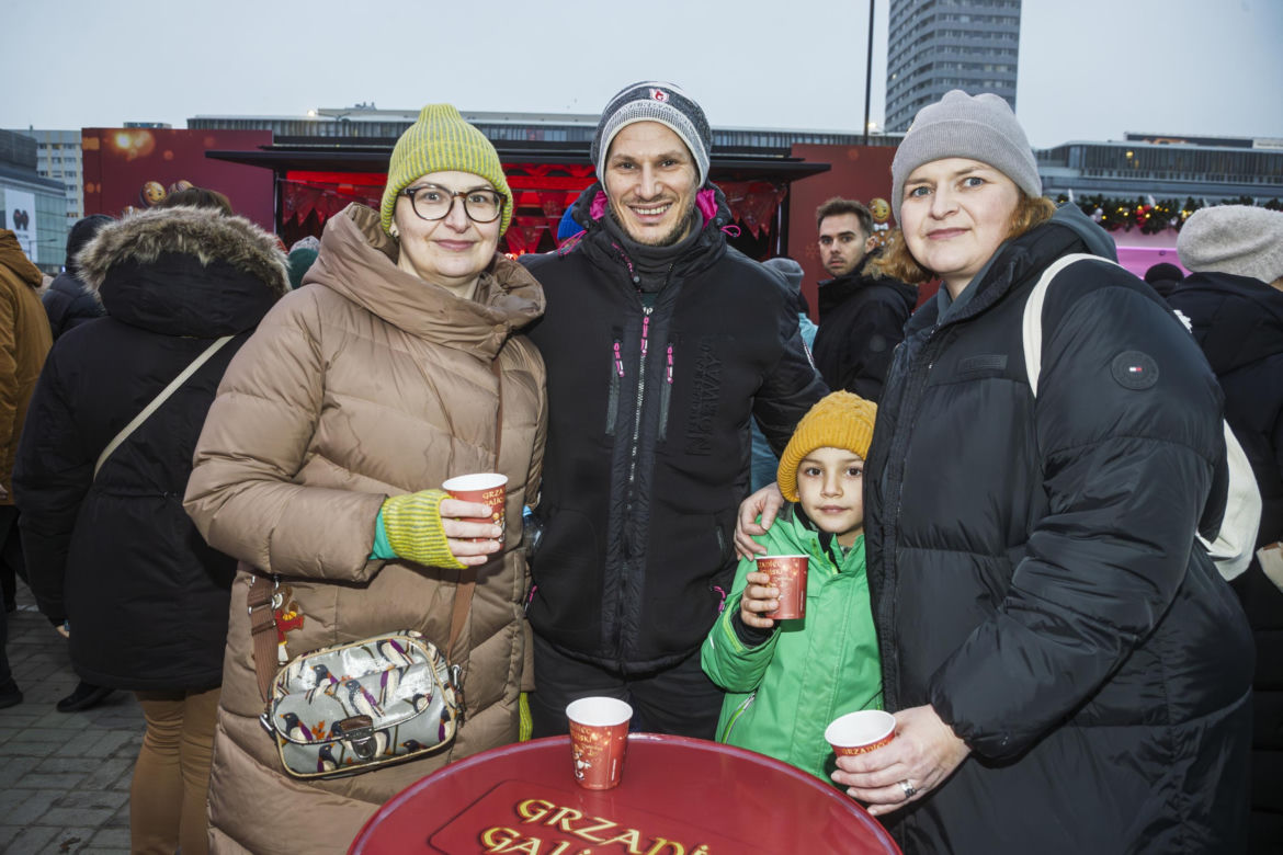 Tłumy na świątecznym Jarmarku Warszawskim. Zapytaliśmy ludzi, co o nim myślą