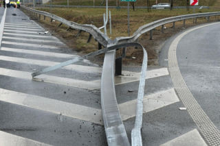 Groźny wypadek na S3. Bus przewrócił się na bok, ranni pasażerowie