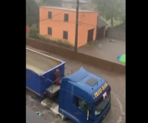Potężne burze na Śląsku. Gigantyczna ulewa zalała ulice w Pszowie w powiecie wodzisławskim [ZDJĘCIA, WIDEO]