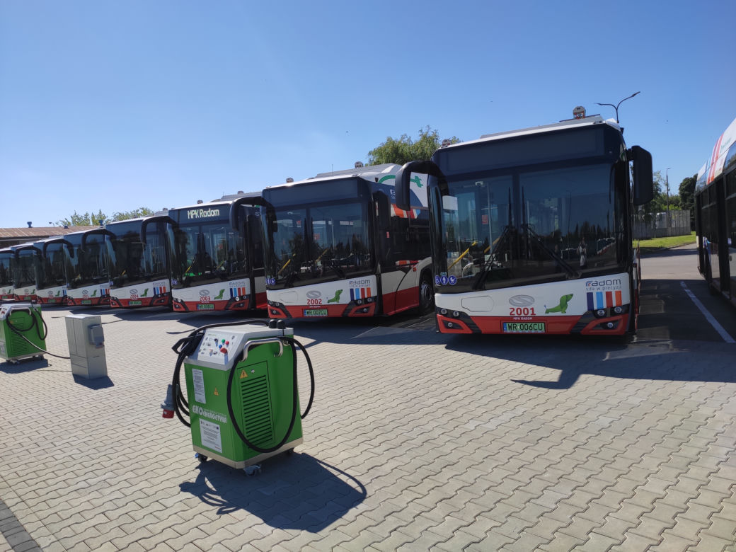"Naprądek" i jego koledzy wyjadą jutro na drogi - Miasto odebrało elektryczne autobusy