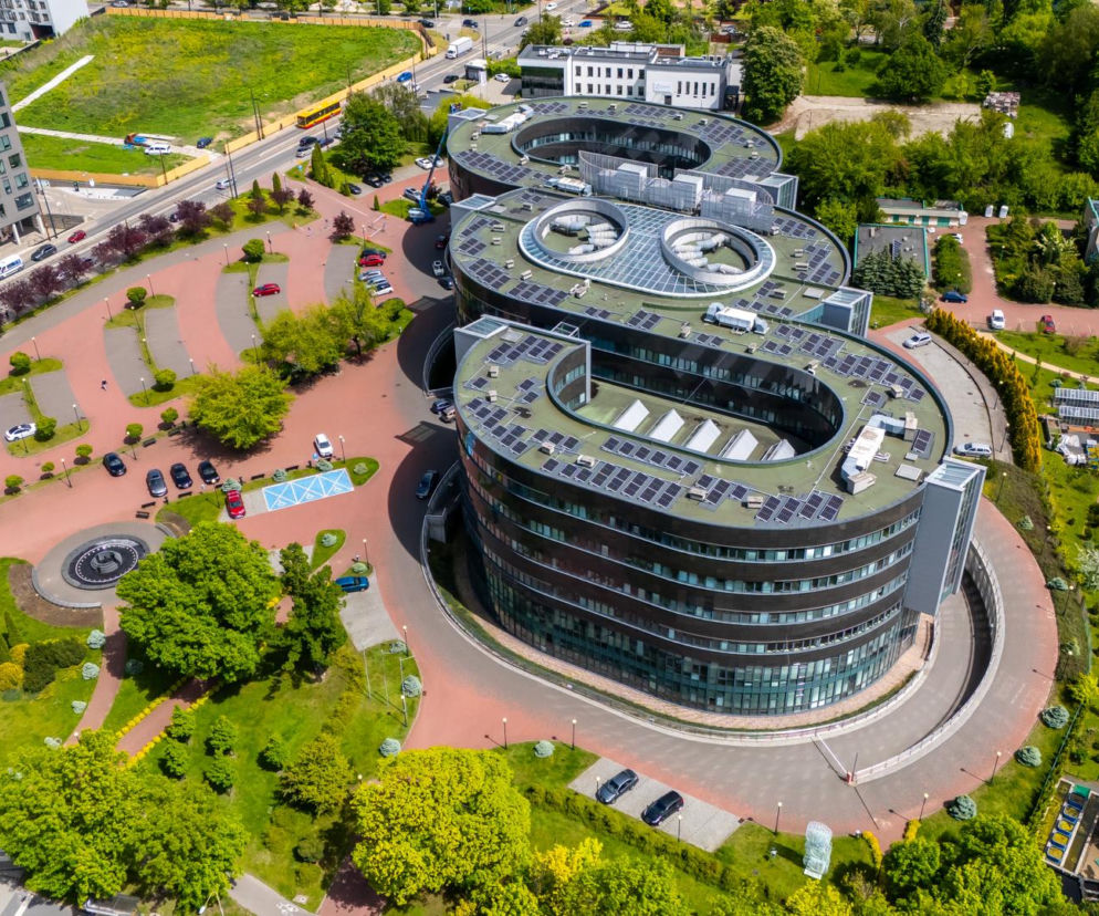 Budynek Wydziału Prawa i Administracji UŁ w kształcie paragrafu z lotu ptaka. O architekturze Łodzi przeczytasz na Architektura.