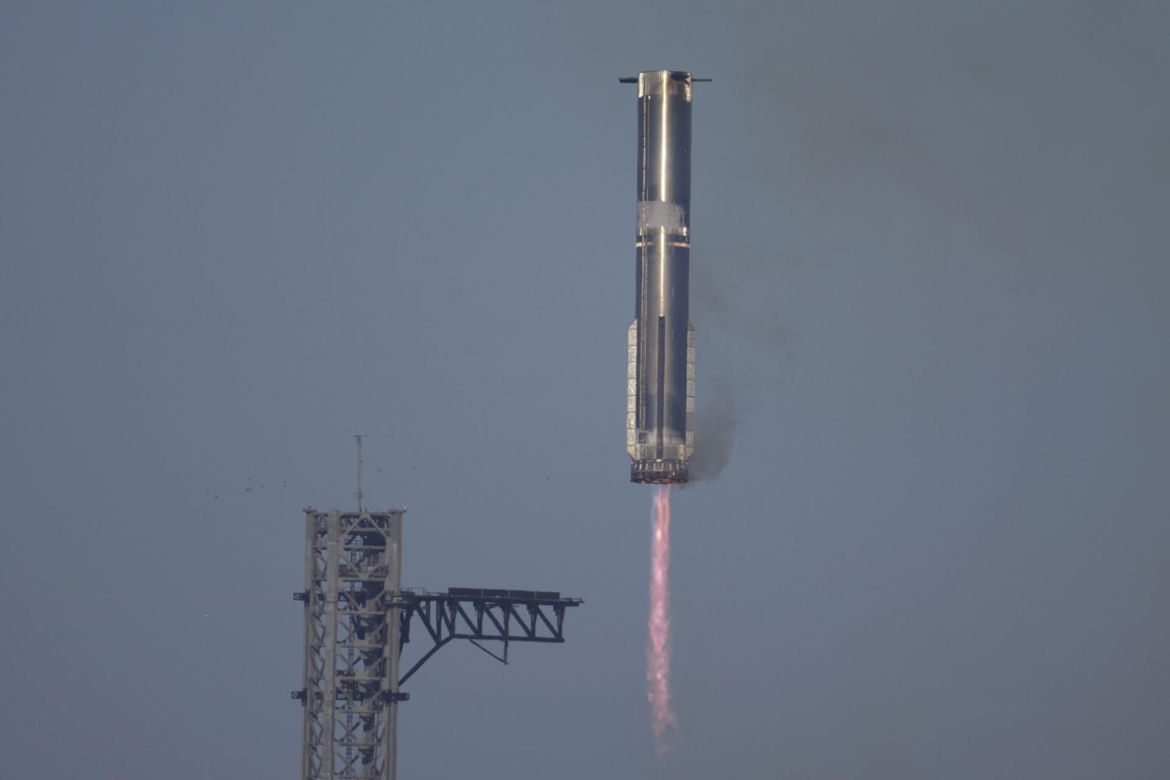 Statek kosmiczny Starship stracił w czwartek łączność z bazą i rozpadł się w powietrzu podczas swojego siódmego lotu próbnego. 
