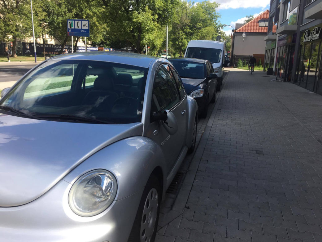 Wandal uszkodził kilkadziesiąt samochodów zaparkowanych przy ul. Pilotów [ZDJĘCIA, AUDIO]