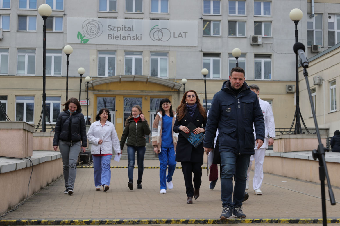 Warszawa zatrudnia medyków z Ukrainy. Konferencja Rafała Trzaskowskiego pod Szpitalem Bielańskim.