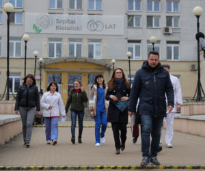 Warszawa zatrudnia medyków z Ukrainy. Konferencja Rafała Trzaskowskiego pod Szpitalem Bielańskim.