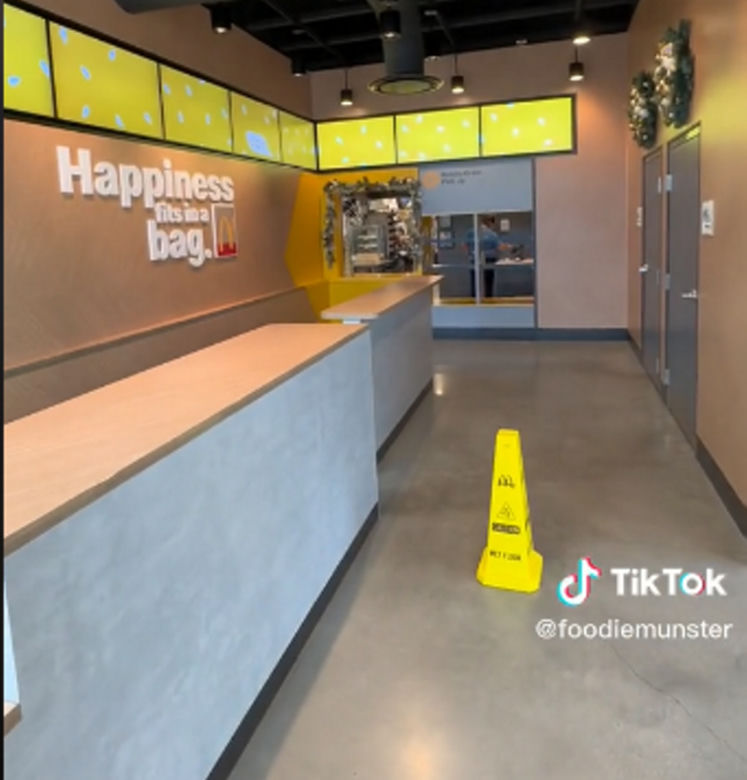 McDonalds otworzył restaurację przyszłości. Frytki poda ci robot!