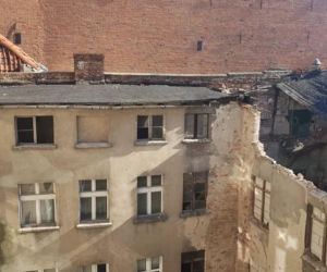 Katastrofa budowlana w centrum Torunia! Zawalił się dach kamienicy