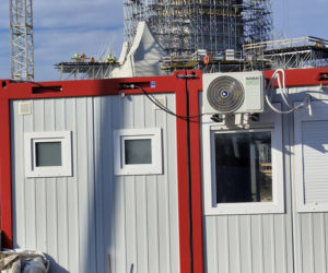 Budowa pomnika Matki Boskiej pod Kikołem daleko w polu. Na tablicy termin ukończenia, za dwa miesiące!