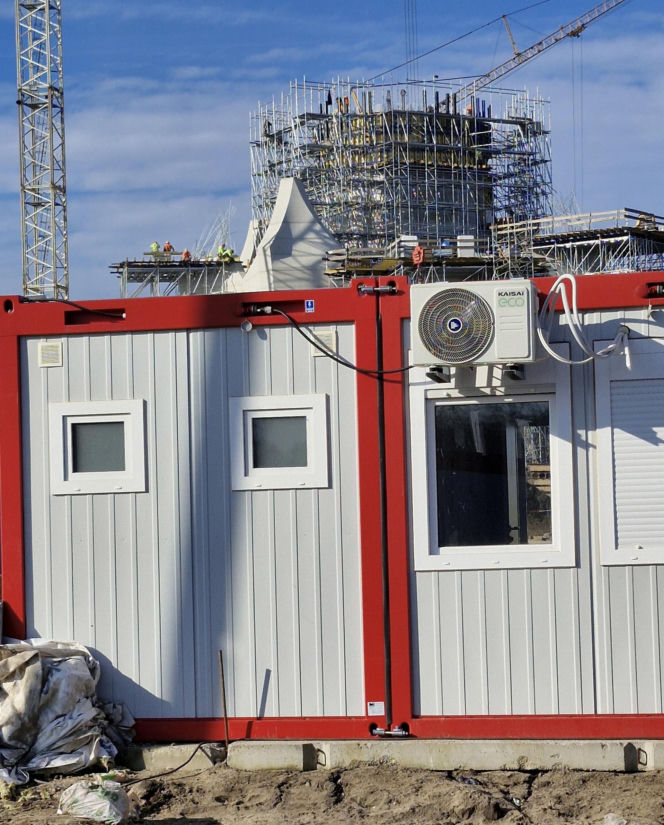 Budowa pomnika Matki Boskiej pod Kikołem daleko w polu. Na tablicy termin ukończenia, za dwa miesiące!