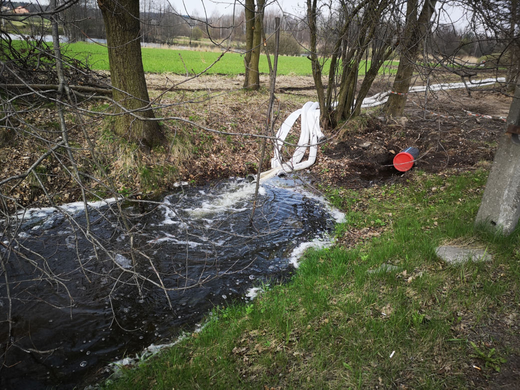Szkody górnicze w Imielinie zagrażają mieszkańcom! Tuż przy drodze wojewódzkiej powstało zalewisko